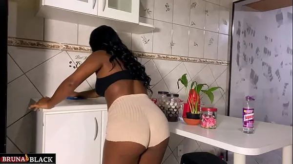 HD Hot sex with the pregnant housewife in the kitchen, while she takes care of the cleaning. Complete kuasa Video