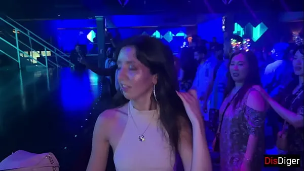 Videa s výkonem Horny girl agreed to sex in a nightclub in the toilet HD