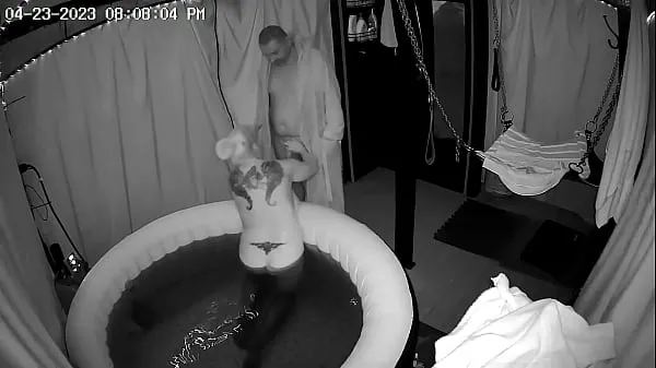 Videá s výkonom Wife swallows lover in the hot tub HD