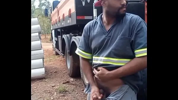 HD Worker Masturbating on Construction Site Hidden Behind the Company Truck močni videoposnetki