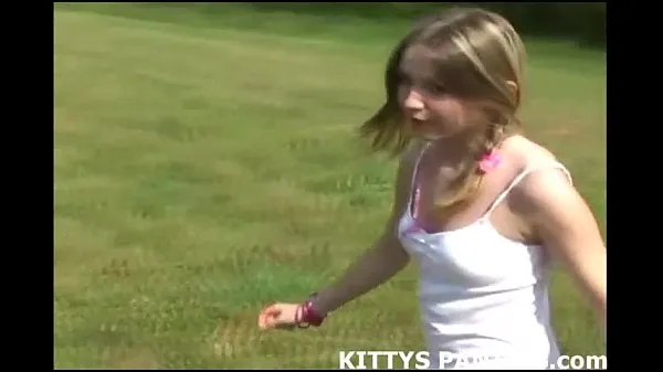 Videá s výkonom Innocent teen Kitty flashing her pink panties HD