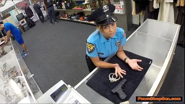 HD Police officer pawns her gun and is fucked พลังวิดีโอ